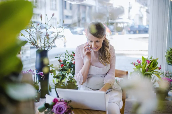 Florist Tar Order Telefonen Florist Talar Mobiltelefon Och Använder Bärbar — Stockfoto