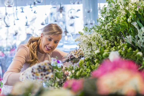 Mujer Sonriente Florista Pequeña Empresa Floristería Propietario Concepto Pequeña Empresa — Foto de Stock