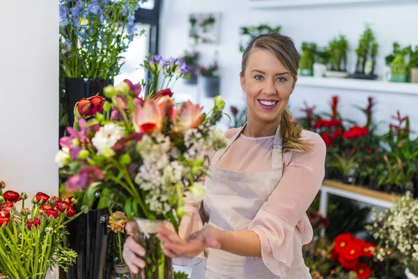 Retrato Una Floristería Que Ofrece Flores Mostrador Floristería Mujer Joven — Foto de Stock