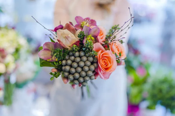 Junge Floristin Mit Frisch Zusammengestelltem Blumenstrauß Der Hand Nahaufnahme Von — Stockfoto