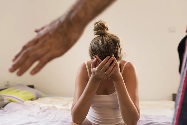 Foto Mujer Víctima Violencia Doméstica Abuso Marido Intimida Esposa Concepto —  Fotos de Stock