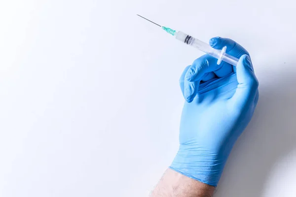 注射器 医師の手にクローズ アップ 医療プラスチック接種針装備液体薬物や麻薬 病院の医療 — ストック写真