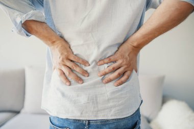 Mutsuz adam evde sırt ağrısı acı. Spor yaralanma, sırt ağrısı olan adam. Akut ağrı erkek alt sırt. Kişi, sağlık ve sorun kavramı