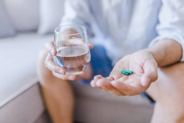 Ung Man Med Piller Och Glas Vatten Hemma Närbild Ung — Stockfoto