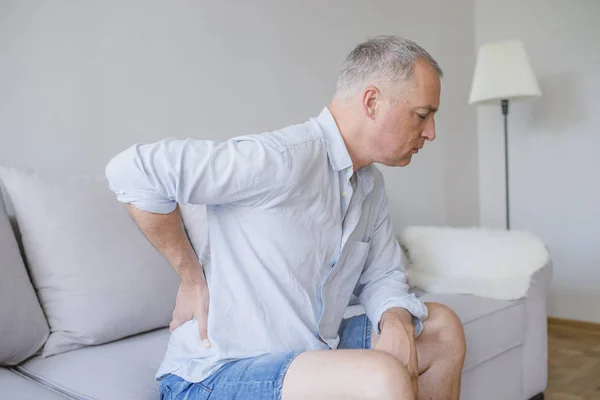 男人在痛苦中抱着他的背部 医学概念 闭上手摸背痛 一个男人问题慢性腰痛 — 图库照片