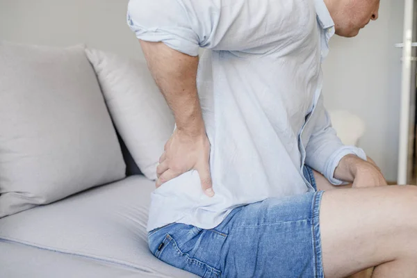 男人在痛苦中抱着他的背部 医学概念 闭上手摸背痛 一个男人问题慢性腰痛 — 图库照片