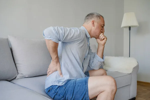 背部疼痛 有脊椎或肾脏疼痛的成熟男子特写 男性患有痛苦的感觉 肌肉或神经疼痛 手举在身体上 健康问题的概念 高分辨率 — 图库照片