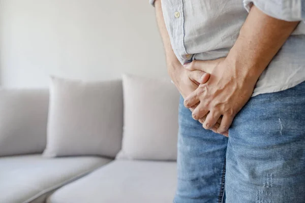 Ürogenital sistem ağrı ile acı bir erkek. Erkekler için hastalık. Cinsel yolla bulaşan enfeksiyonların koruma kavramı. Testis kanseri