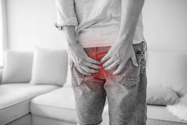 Mão Homem Segurando Seu Traseiro Porque Tem Dor Abdominal Hemorróidas — Fotografia de Stock