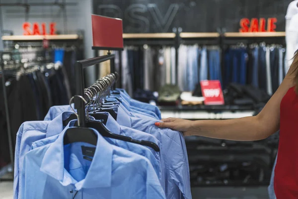 Mujer Joven Navegando Tienda Moda Venta Moda Consumismo Concepto Personas —  Fotos de Stock