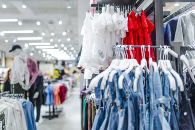Bulanık vitrinler moda butik spor giyim ile. Black Friday üzerinde bulanık büyük satış. Modern bir alışveriş giyim mağazasında satışa alışveriş merkezleri, güzel lobi. Büyük satış.