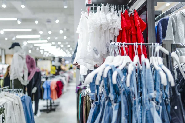 Bulanık vitrinler moda butik spor giyim ile. Black Friday üzerinde bulanık büyük satış. Modern bir alışveriş giyim mağazasında satışa alışveriş merkezleri, güzel lobi. Büyük satış.