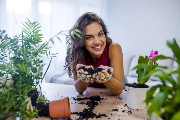 Junge Frau Hält Erde Der Hand Während Sie Ihre Pflanzen — Stockfoto