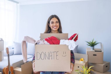 Bağış kutusu evde olan kadın