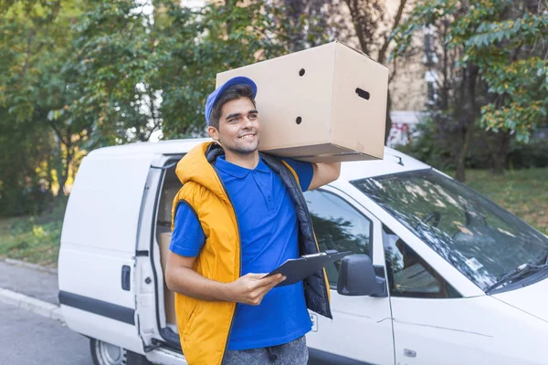 Porträt Eines Kuriers Mit Klemmbrett Der Pakete Ausliefert — Stockfoto