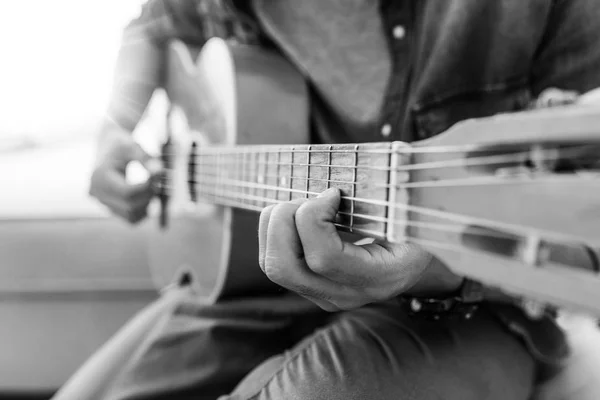 Närbild Man Spelar Gitarr — Stockfoto