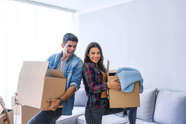 Jong Koppel Verhuizen Naar Nieuw Huis Met Kartonnen Dozen — Stockfoto