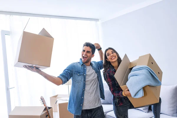 Jong Koppel Verhuizen Naar Nieuw Huis Met Kartonnen Dozen — Stockfoto