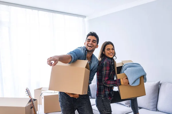 Junges Paar Zieht Mit Pappkartons Neues Zuhause — Stockfoto