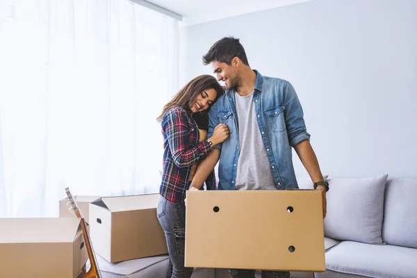 Casal Jovem Mudando Para Nova Casa Com Caixas Papelão — Fotografia de Stock