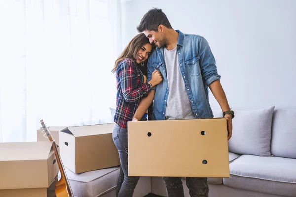 Casal Jovem Mudando Para Nova Casa Com Caixas Papelão — Fotografia de Stock