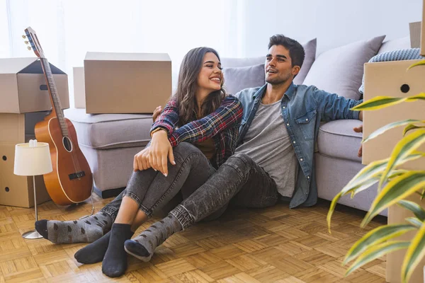 Jeune Couple Assis Sur Sol Dans Une Nouvelle Maison Avec — Photo