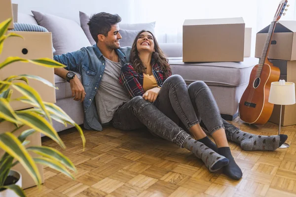 Jong Koppel Zittend Vloer Nieuwe Woning Met Kartonnen Dozen — Stockfoto