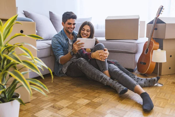 Jeune Couple Utilisant Une Tablette Numérique Dans Une Nouvelle Maison — Photo