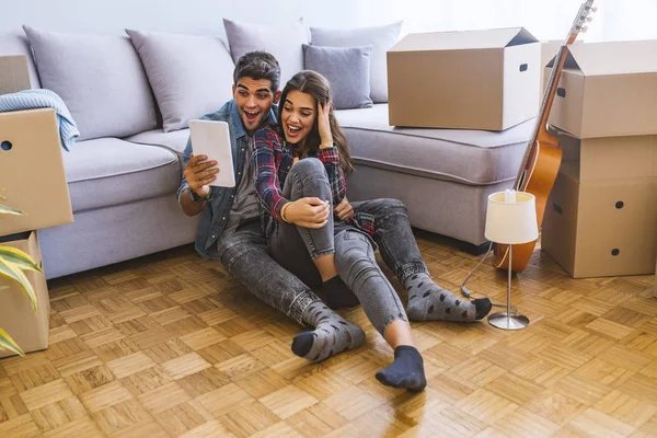 Jong Stel Met Behulp Van Digitale Tablet Nieuwe Woning — Stockfoto