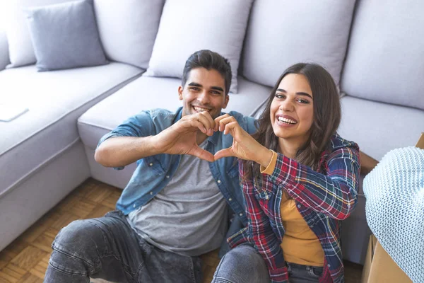 Jong Koppel Tonen Liefde Ondertekenen Nieuwe Woning — Stockfoto