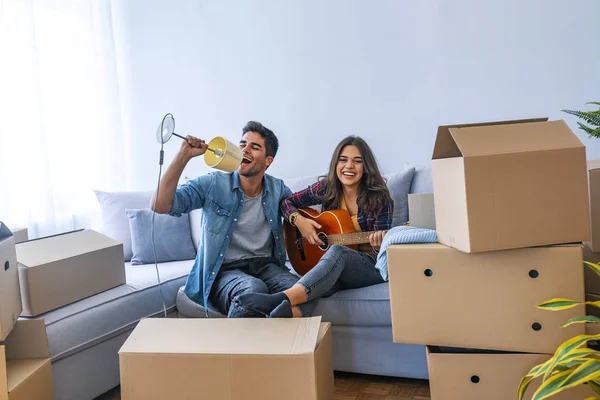 Junges Paar Hat Spaß Mit Gitarre Neuen Zuhause — Stockfoto