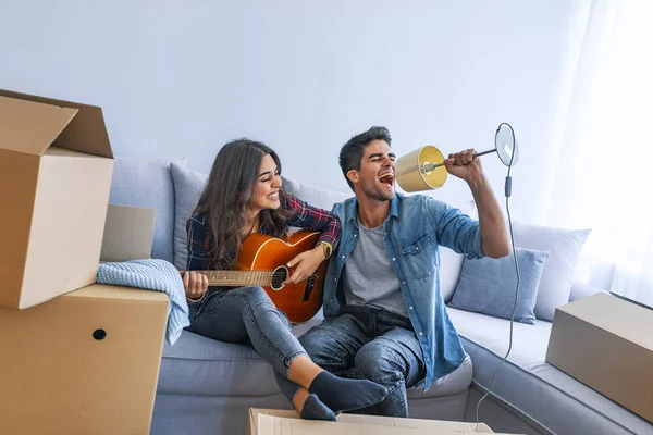 Jong Koppel Plezier Met Gitaar Nieuwe Woning — Stockfoto