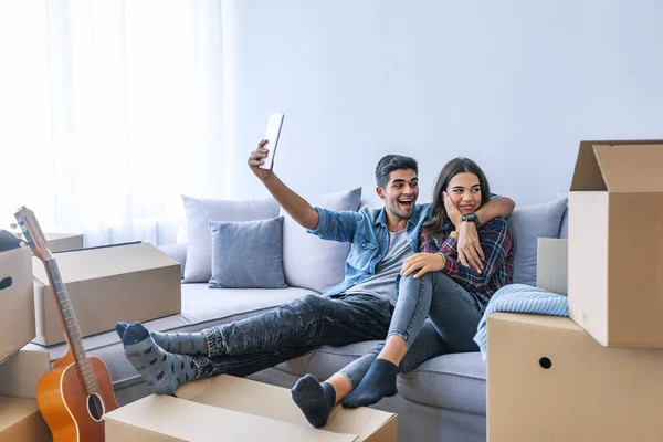 Jong Koppel Nemen Selfie Nieuwe Woning — Stockfoto