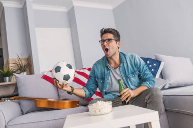Evde futbol izlerken adam portresi