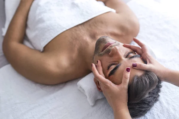 Massagista Fazendo Massagem Cabeça Homem Salão Spa — Fotografia de Stock