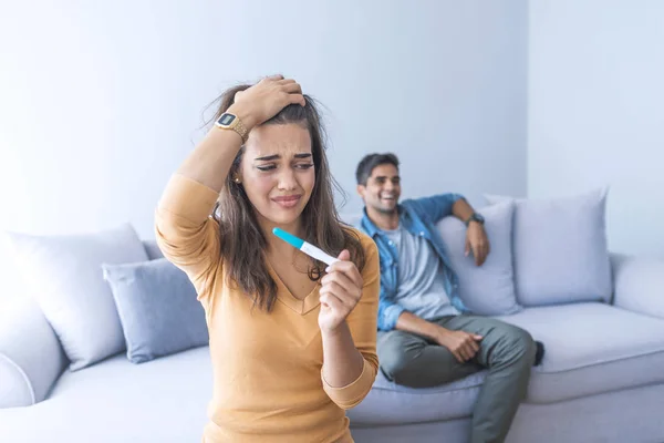 Mulher Perturbada Segurando Teste Gravidez Com Homem Segundo Plano — Fotografia de Stock