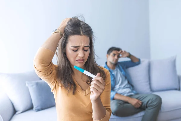 Zdenerwowany Kobietę Test Ciążowy Mężczyzną Tle — Zdjęcie stockowe