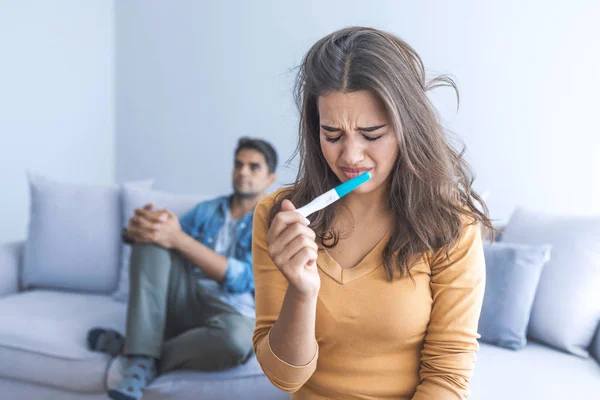 Mulher Perturbada Segurando Teste Gravidez Com Homem Segundo Plano — Fotografia de Stock