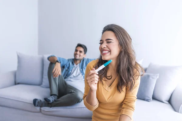 Mujer Joven Salida Sosteniendo Prueba Embarazo —  Fotos de Stock