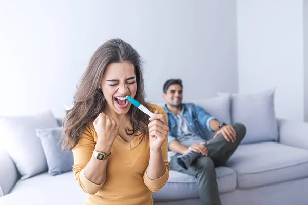 Aufgebrachte Junge Frau Mit Schwangerschaftstest — Stockfoto