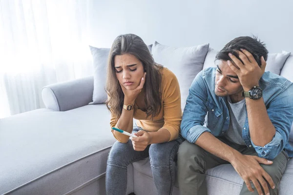 Coppia Preoccupata Dopo Risultato Del Test Gravidanza — Foto Stock