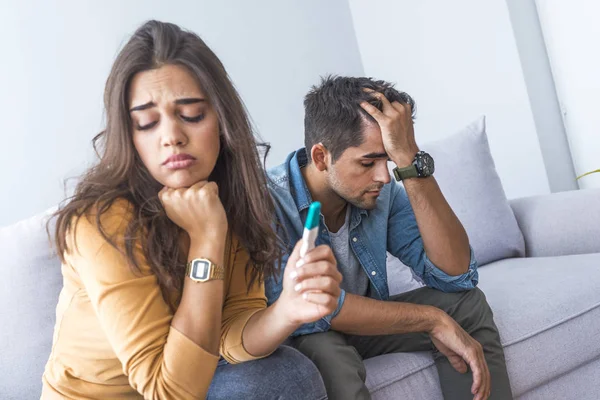 Casal Preocupado Após Resultado Teste Gravidez — Fotografia de Stock