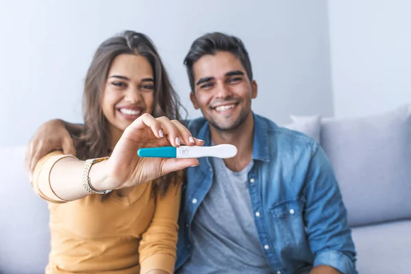 Alegria Casal Jovem Após Resultado Teste Gravidez — Fotografia de Stock