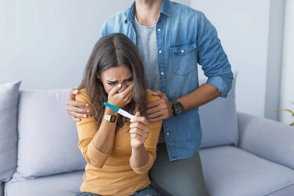 Casal Perturbado Após Resultado Teste Gravidez — Fotografia de Stock