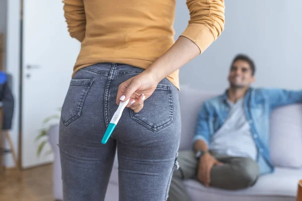 Zbliżenie Kobieta Ukrywa Test Ciążowy Dla Człowieka — Zdjęcie stockowe