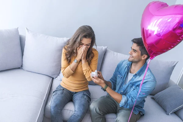 Jeune Homme Proposant Une Petite Amie Avec Bague Fiançailles — Photo