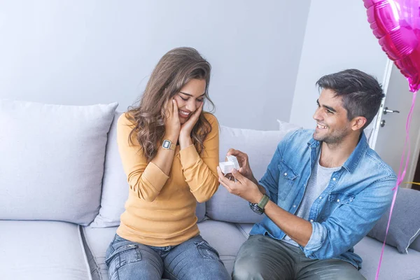 Ung Man Föreslår Att Flickvän Med Förlovningsring — Stockfoto
