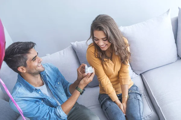 Ung Man Föreslår Att Flickvän Med Förlovningsring — Stockfoto