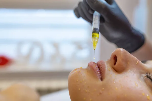 Dokter Schoonheidsspecialist Procedure Van Mesotherapie Maken Vrouw Gezicht — Stockfoto