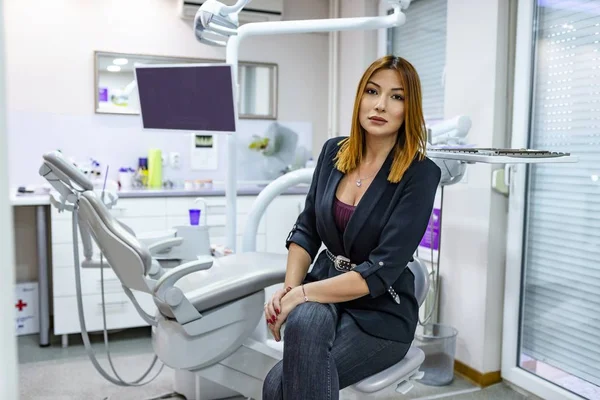 Retrato Dentista Feminina Consultório Odontológico — Fotografia de Stock